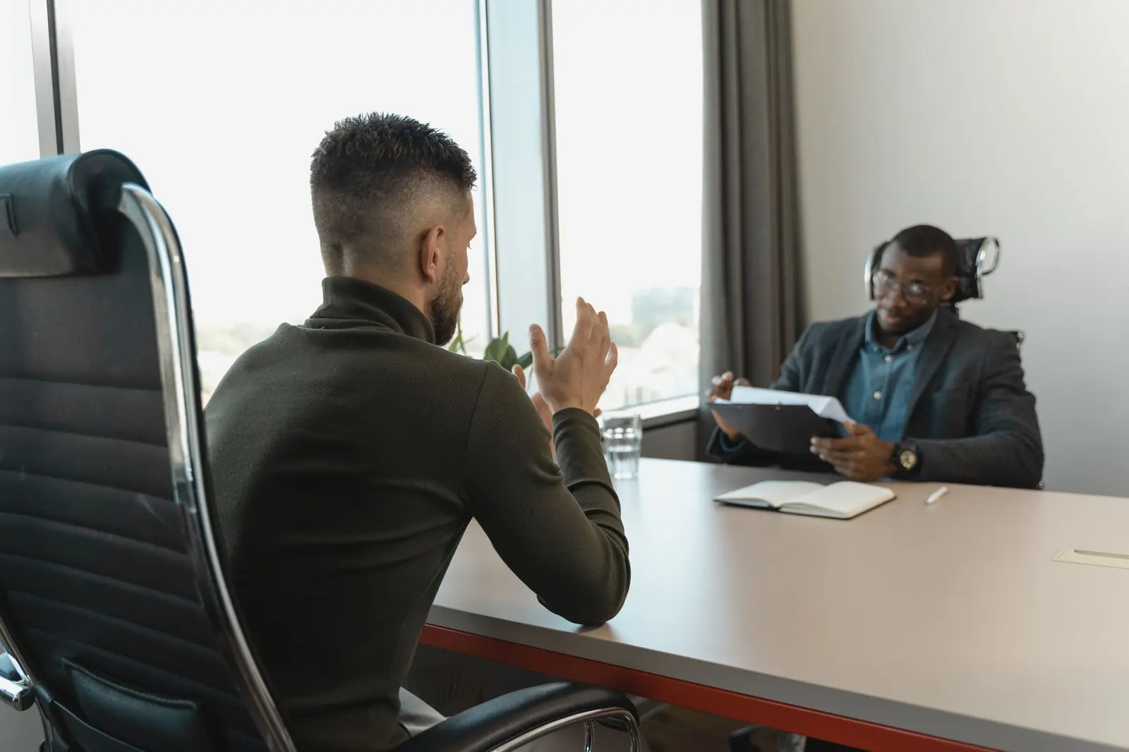 Entretien d'embauche entre deux personnes autour d'une table