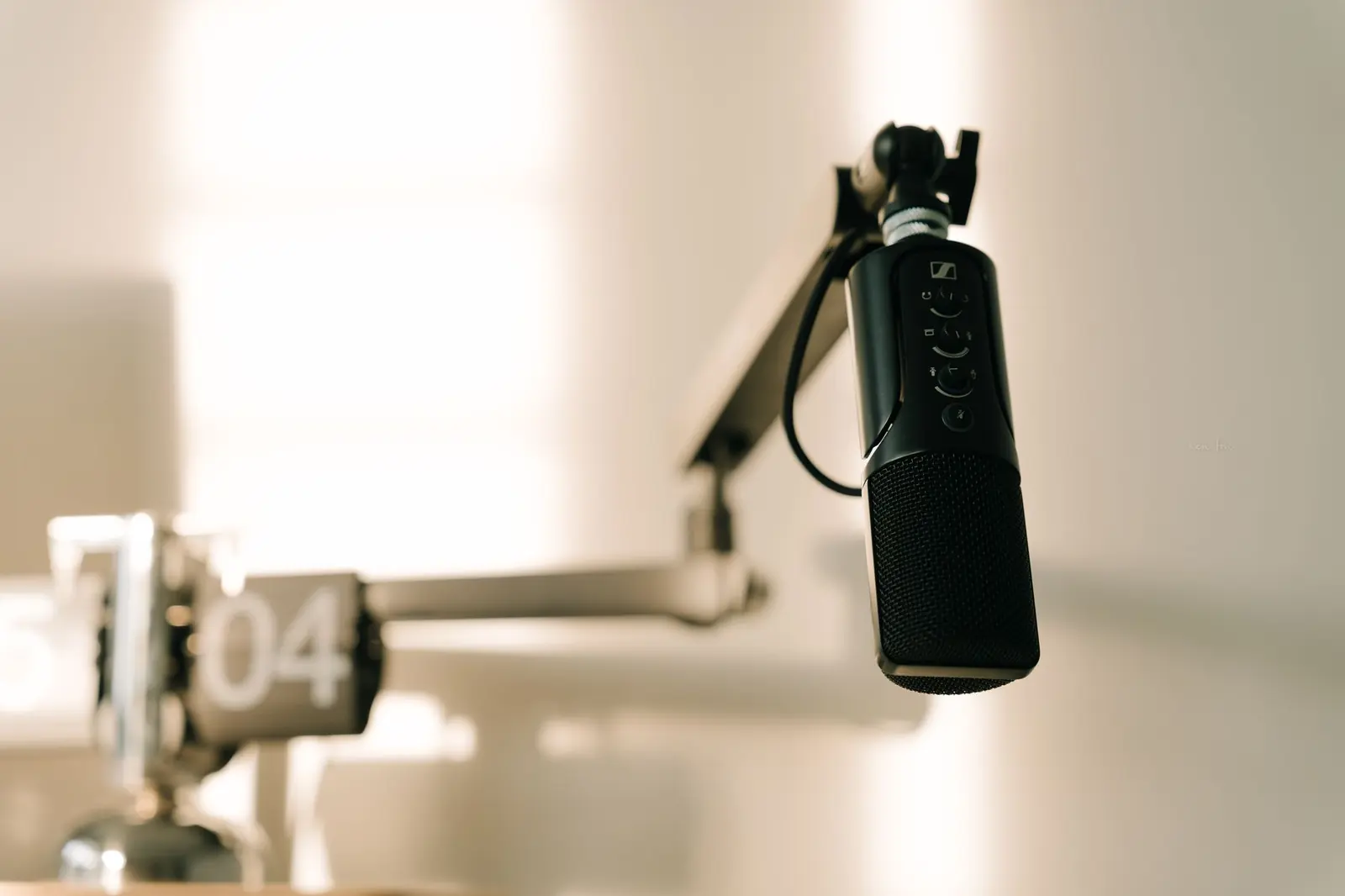 Microphone de studio dans une lumière chaude