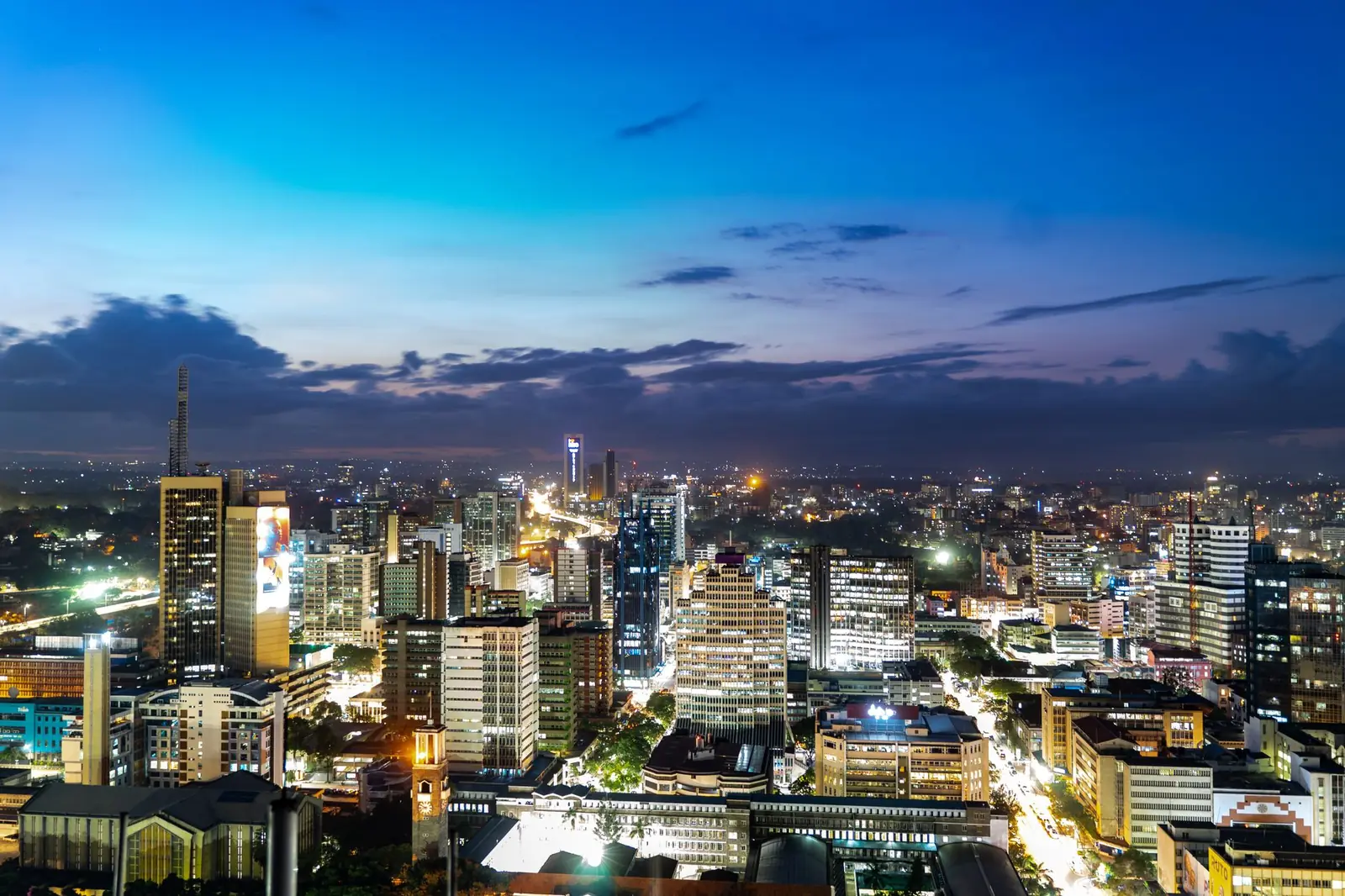 Skyline d'une métropole africaine à l'heure bleue